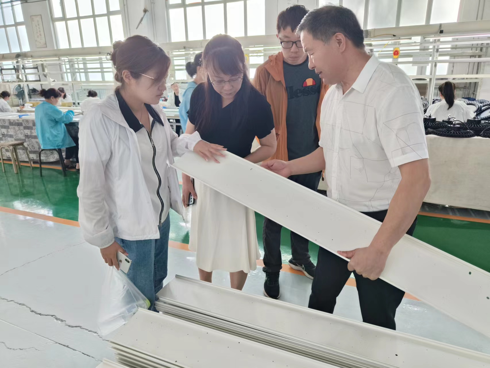 圖示：一張展示預(yù)制菜生產(chǎn)車間防塵與防水設(shè)計(jì)的圖片，燈具外有保護(hù)罩，確保不會(huì)受到灰塵和水的侵入。